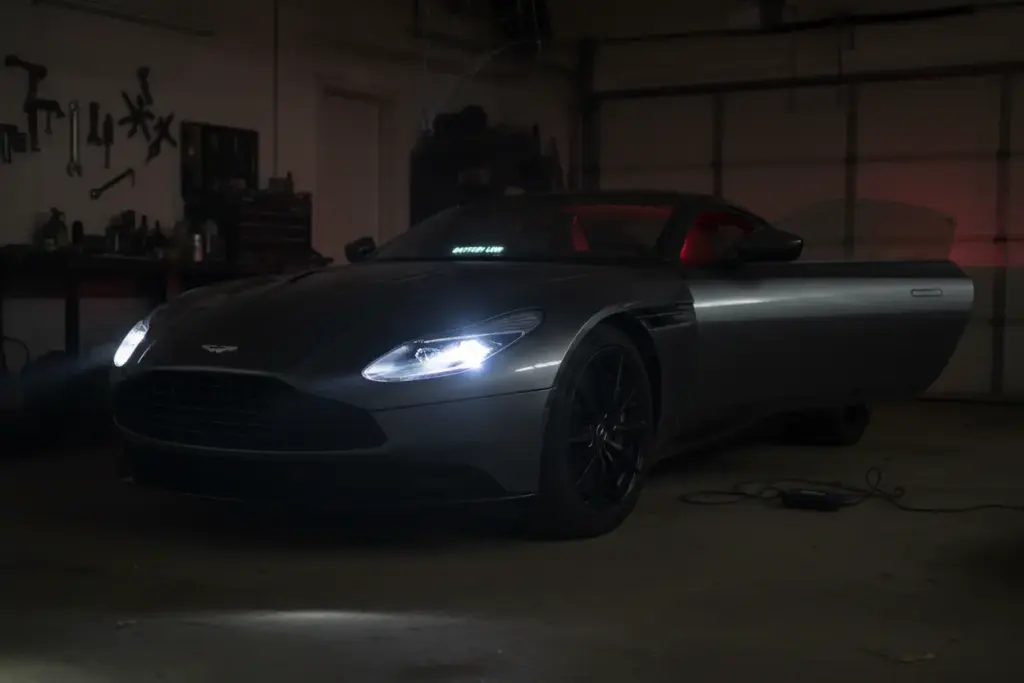 Alternador falhando e luzes acesas no carro parado.