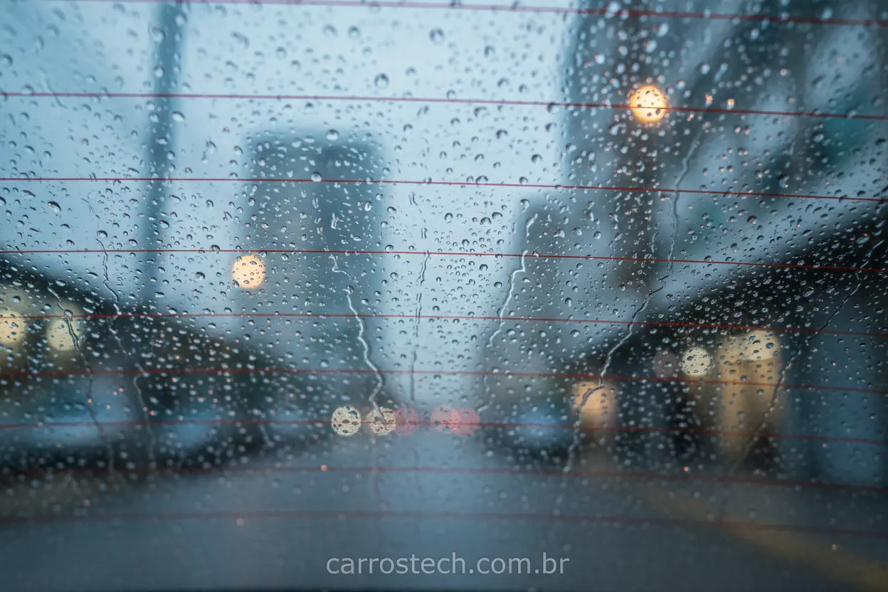 Gotículas de condensação no vidro traseiro do carro
