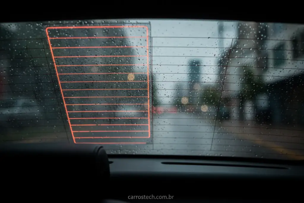 Vidro traseiro de carro desembaçando com filamentos visíveis
