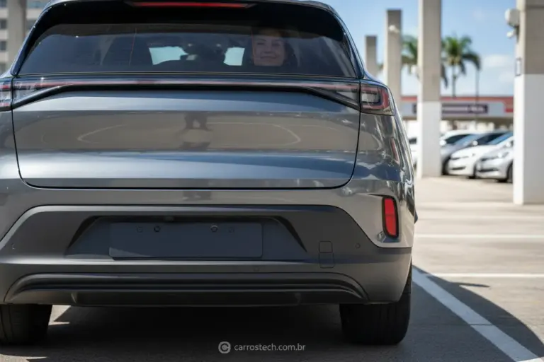 Carro moderno estacionando com sensor de ré ativo.
